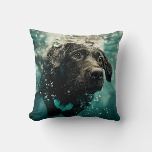 Cojín Decorativo Diseño de cachorro labrador nadando bajo el agua
