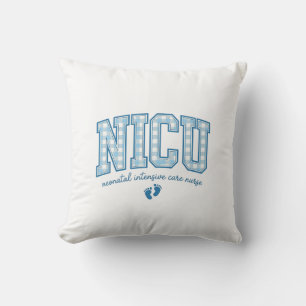 Cojín Decorativo Diseño de camiseta con letras y pies de bebé en cu