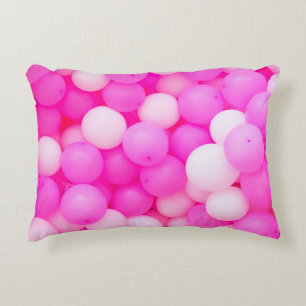Cojín Decorativo Diseño de fondo festivo de globos rosados.