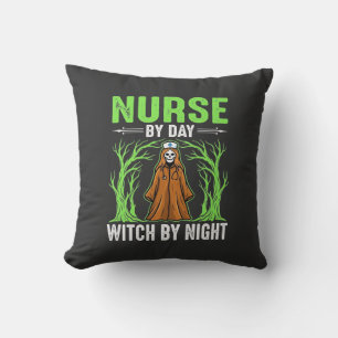 Cojín Decorativo Diseño de Halloween de bruja por la noche enfermer
