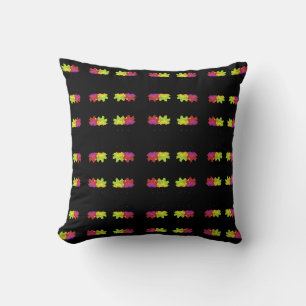 COJÍN DECORATIVO DISEÑO DE HOJAS BAJO EL NEGRO
