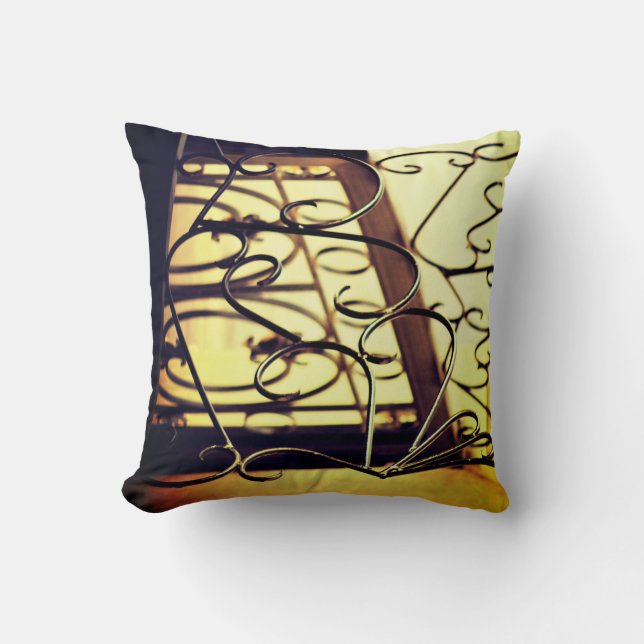 Cojín Decorativo Diseño de la Puerta de Hierro (Anverso)