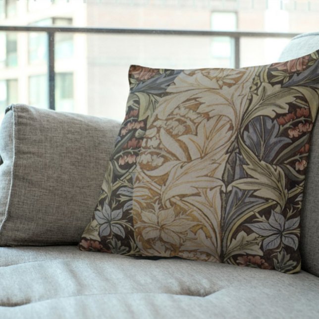 Cojín Decorativo Diseño de tapices para William Morris Bluebell (Example of William Morris Bluebell pillow in a room)