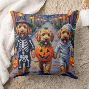 Cojín Decorativo Disfraces de Halloween para Goldendoodle haciendo