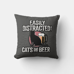 Cojín Decorativo Distracción fácil por gatos y cerveza