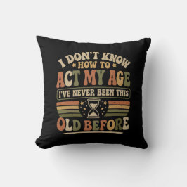 Cojín Decorativo Divertido "Actúa Mi Edad" Retro Sarcástico