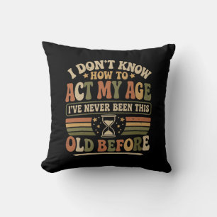 Cojín Decorativo Divertido "Actúa Mi Edad" Retro Sarcástico