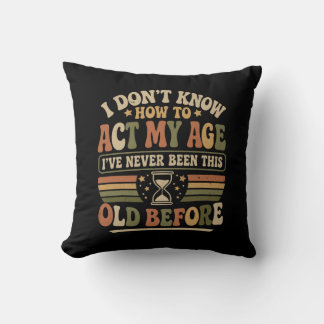Cojín Decorativo Divertido "Actúa Mi Edad" Retro Sarcástico