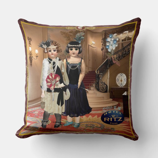 Cojín Decorativo Dolls at the Ritz Throw Pillow (Anverso)