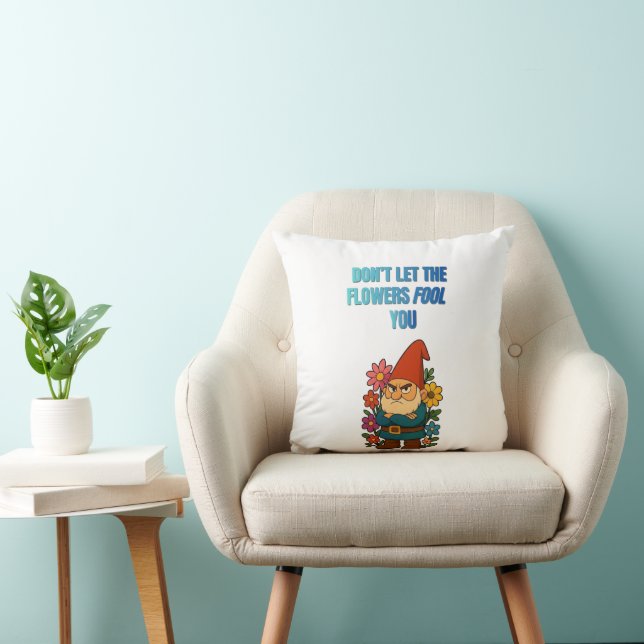 Cojín Decorativo Don’t Let the Flowers Fool You – Grumpy Gnome (Silla)