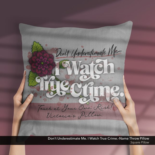 Cojín Decorativo Don't Underestimate Me. I Watch True Crime.–Name (Don't Underestimate Me. I Watch True Crime.–Throw Pillow Customized with Your Name.)