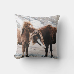 COJÍN DECORATIVO DOS CABALLOS MARRONES EN EL CAMPO