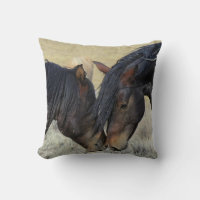 Dos caballos salvajes marrones desconcertando