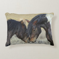 Dos caballos salvajes marrones desconcertando