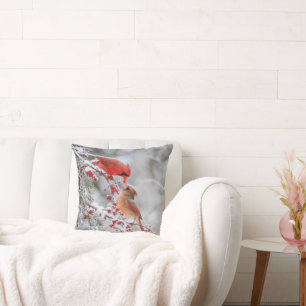 Cojín Decorativo Dos cardenales con bayas rojas en invierno