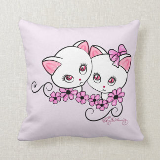 Cojín Decorativo Dos gatitos lindos con margaritas rosadas
