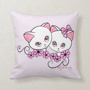 Cojín Decorativo Dos gatitos lindos con rosa de las margaritas