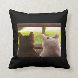 Cojín Decorativo Dos gatos de BFF que miran fuera de la ventana