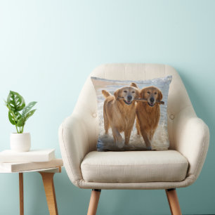Cojín Decorativo Dos Golden Retrievers llevando un palo