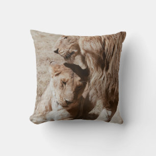 COJÍN DECORATIVO DOS LONES MARRONES EN CAMPO VERDE