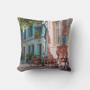 Cojín Decorativo Dos mesas marrones afuera