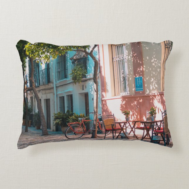 Cojín Decorativo Dos mesas marrones afuera (Anverso)