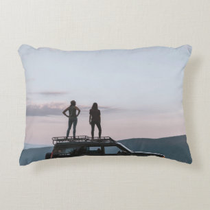 Cojín Decorativo Dos mujeres en el techo del auto