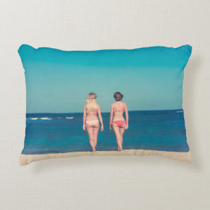 COJÍN DECORATIVO DOS MUJERES USANDO BIKINI A ORILLAS