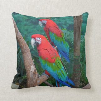 Cojín Decorativo Dos rojos y Ara con alas verde Chloropterus de los