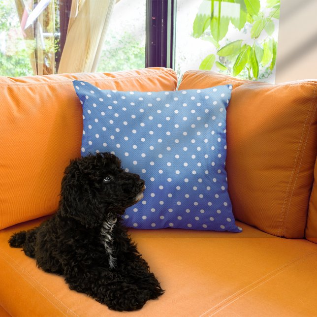 Cojín Decorativo Dotty Delight Blue (A Dotty Delight blue Throw Pillow is on the sofa.)