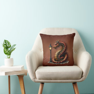 Cojín Decorativo Dragón Steampunk al lado de una lámpara de calle v