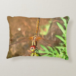 Cojín Decorativo Dragonfly artístico descansando sobre la cabeza de