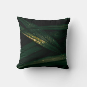 COJÍN DECORATIVO DROPLEOS DE AGUA EN LA HOJA VERDE