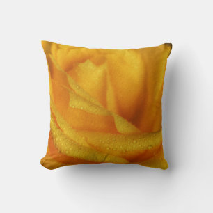 Cojín Decorativo Droplets de agua sobre la elegante rosa amarilla