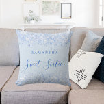 Cojín Decorativo Dulce 16 guión de nombre de polvo de purpurina azu<br><div class="desc">Para un elegante dulce 16,  16 cumpleaños. Un color de fondo azul cielo y azul claro de moda. Decorada con polvo falso purpurina. Personalice y agregue un nombre. Sweet Sixteen está escrito con un guión moderno de estilo con letras a mano.</div>