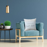 Cojín Decorativo Dulce 16 guión de nombre de polvo de purpurina de<br><div class="desc">Para un elegante dulce 16,  16 cumpleaños. Un color de fondo azul cielo y azul claro de moda. Decorada con polvo falso purpurina de plata. Personalice y agregue un nombre. Sweet Sixteen está escrito con un guión moderno de estilo con letras a mano.</div>