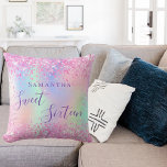 Cojín Decorativo Dulce 16 holográfico rosa de color rosa morado<br><div class="desc">Un fondo de diseño de color arcoiris con unicornio y colores pastel de arcoiris en tonos rosa rosa pastel,  violeta y verde menta. Decorado con confeti. Personalice y agregue un nombre,  escrito con un guión moderno de estilo con letras a mano. Letras de color púrpura.</div>