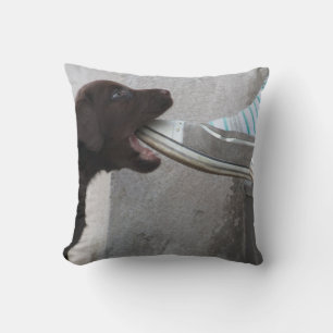 Cojín Decorativo Dulce Labrador Puppy Gnawing En Un Zapato