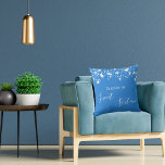 Cojín Decorativo Dulce nombre de 16 brillantes estrellas blancas az<br><div class="desc">Una almohada para una habitación de chicas de 16 y 16 años. Un fondo azul claro decorado con estrellas blancas. El texto: Sweet Sixteen está escrito en blanco con un gran guión de estilo escrito a mano. Personalice y agregue un nombre.</div>