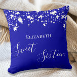 Cojín Decorativo Dulce nombre de las 16 estrellas reales blancas<br><div class="desc">Una almohada para una habitación de chicas de 16 y 16 años. Un fondo azul real decorado con estrellas blancas. El texto: Sweet Sixteen está escrito en blanco con un gran guión de estilo escrito a mano. Personalice y agregue un nombre.</div>
