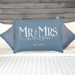 Cojín Decorativo Dusty Blue Mr. y la Sra. Newlywoed Couple Boda<br><div class="desc">Celebra tu santo matrimonio con esta linda almohada de Sr. y Sra. boda para parejas recién casadas. Personalizar añadiendo tu apellido / apellido y fecha de aniversario del boda. Color azul turbio con fuente elegante blanca. Ideal para una ducha nupcial o aniversario/regalo de boda para un esposo y una esposa....</div>