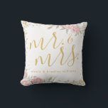 Cojín Decorativo Dusty Pink Gold Floral Garden Sr. y Sra. Boda<br><div class="desc">Elegante almohada de pareja primaveral con un fondo blanco clásico, una decoración floral rústica con una polvorienta acuarela rosa, un surtido de gemas brillantes de oro, el título Sr. & Mrs, y sus nombres debajo. Al contrario, las fechas de la primera reunión (o la primera fecha), el día del sí...</div>