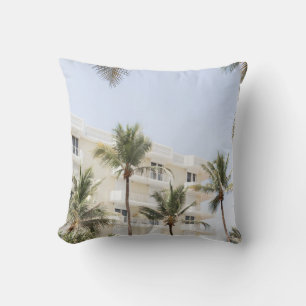 COJÍN DECORATIVO EDIFICIO BLANCO Y BEIGE