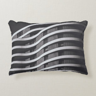 COJÍN DECORATIVO EDIFICIO COMERCIAL GRIS Y NEGRO