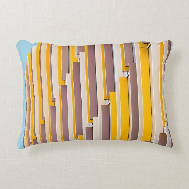 COJÍN DECORATIVO EDIFICIO DE CONCRETO AMARILLO DURANTE EL DÍA (Anverso)