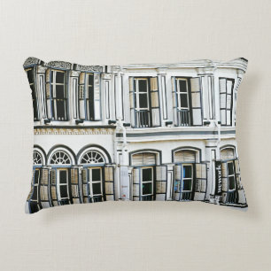 COJÍN DECORATIVO EDIFICIO DE CONCRETO BLANCO DURANTE EL DÍA