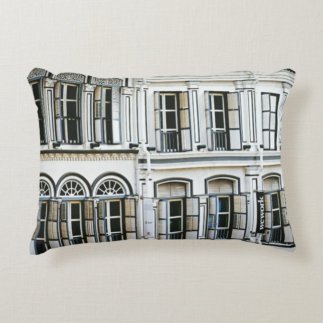 COJÍN DECORATIVO EDIFICIO DE CONCRETO BLANCO DURANTE EL DÍA (Anverso)