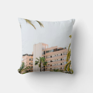 COJÍN DECORATIVO EDIFICIO DE CONCRETO BLANCO JUNTO A LA PALMERA VER