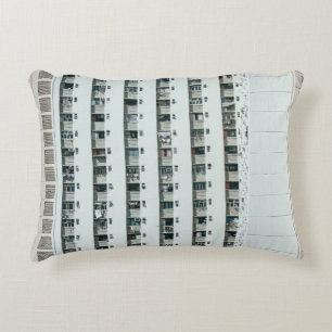 COJÍN DECORATIVO EDIFICIO DE CONCRETO BLANCO Y AZUL