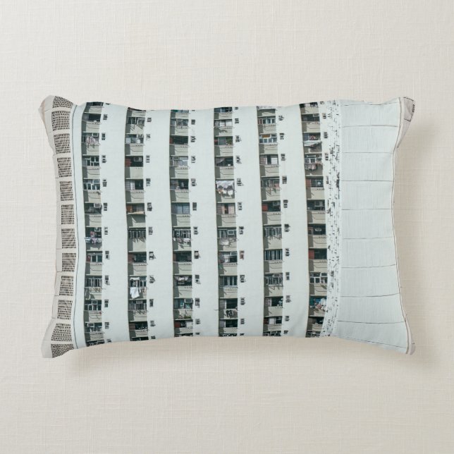 COJÍN DECORATIVO EDIFICIO DE CONCRETO BLANCO Y AZUL (Anverso)